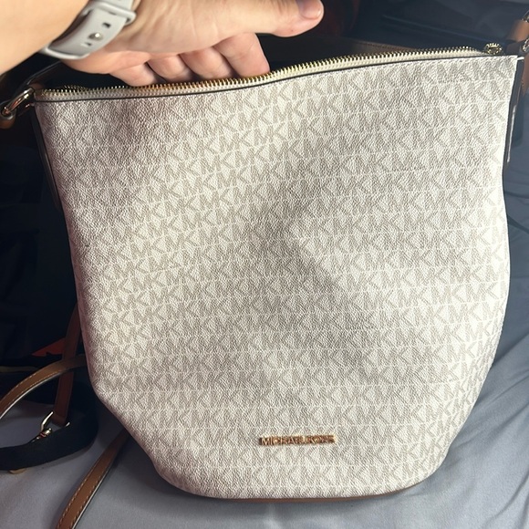 MICHAEL Michael Kors Handbags - EUC Michael Kors Bucket Bag Looks New